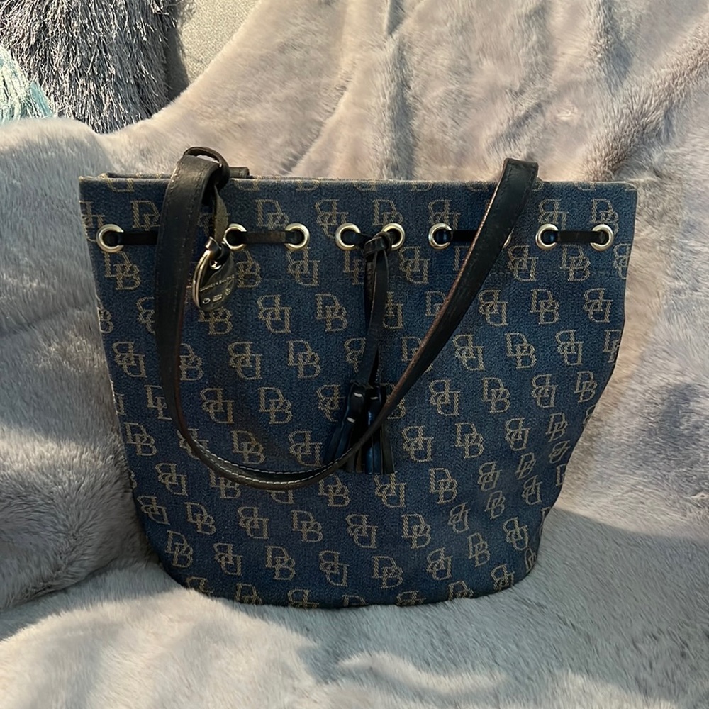 Dooney & Bourke Purse in excellent condition.  Only used twice.